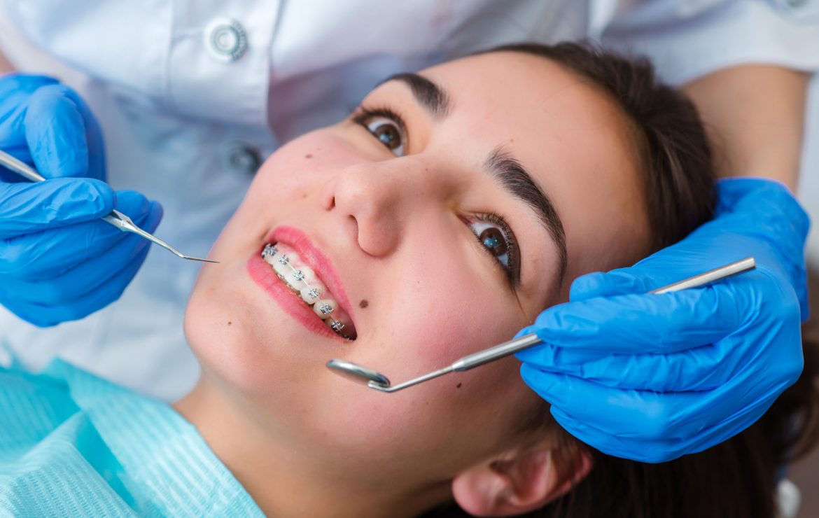 При установке брекет-системы или элайнеров лечение кариеса со скидкой 20%, КТ зубов и профгигиена в подарок!